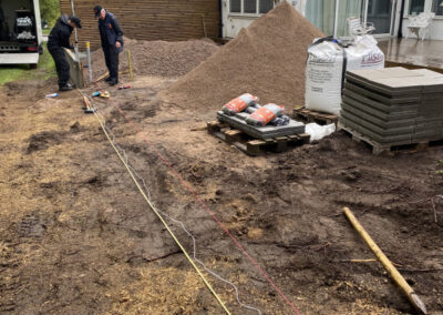 anläggning av gräsmatta och uteplats med staket