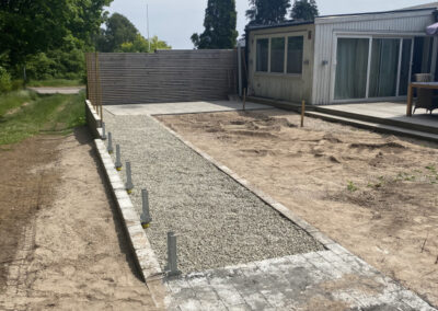 anläggning av gräsmatta och uteplats med staket