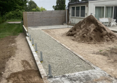 anläggning av gräsmatta och uteplats med staket