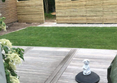 anläggning av gräsmatta och uteplats med staket