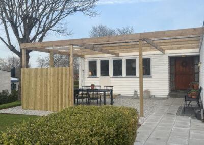 bygge av uteplats pergola med singel