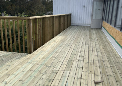 byggnation av uteplats med impregnerat trallgolv